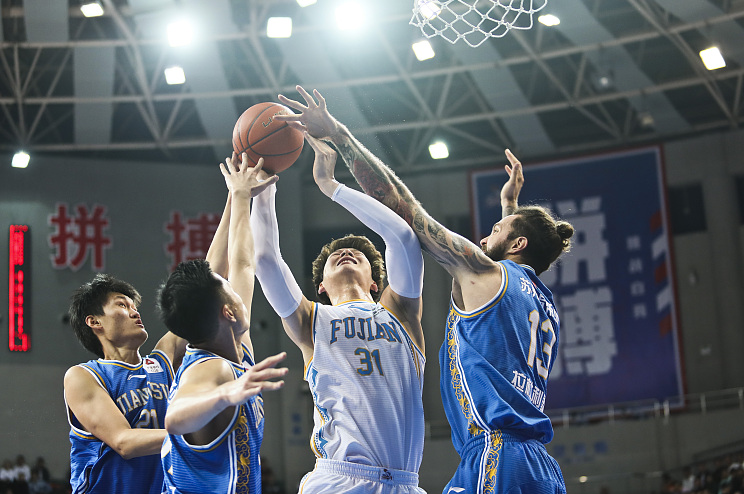 青岛队横扫尼克斯,王哲林点燃赛场 青岛队横扫尼克斯,王哲林点燃赛场